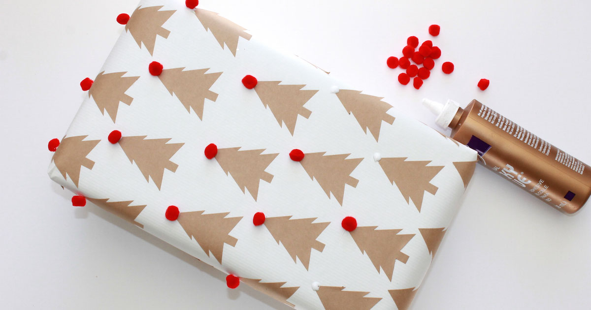 DIY Xmas wrapping paper craft with pom poms